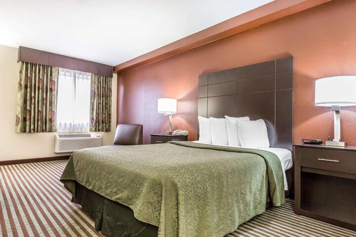 1 Queen Bed (9 of 12)