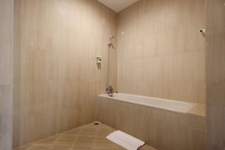 Room 33 of 66