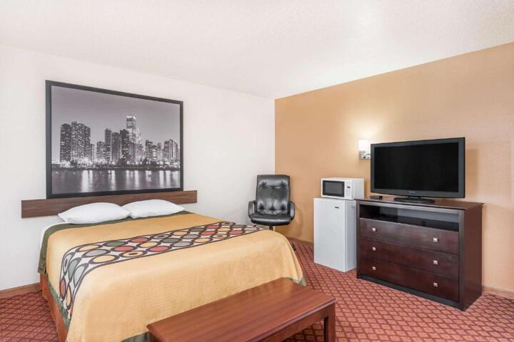 1 King Bed (3 of 9)