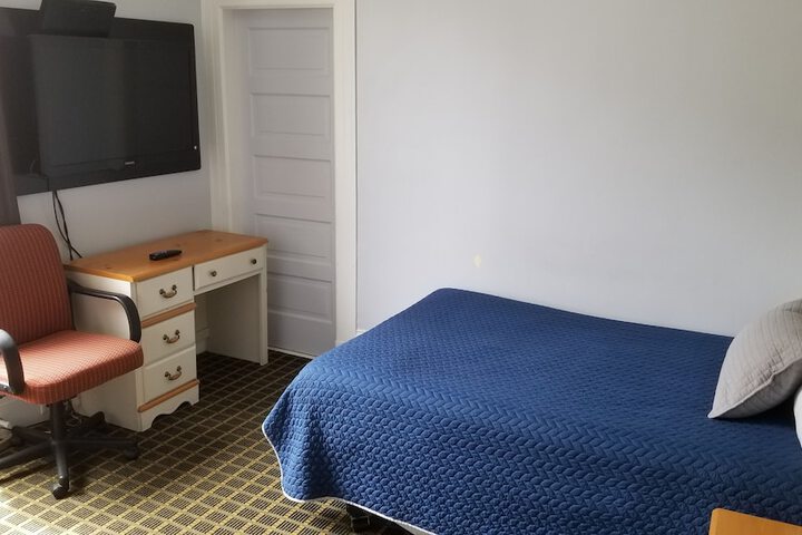 Standard Double Bed Shared Bathroom (15 of 17)