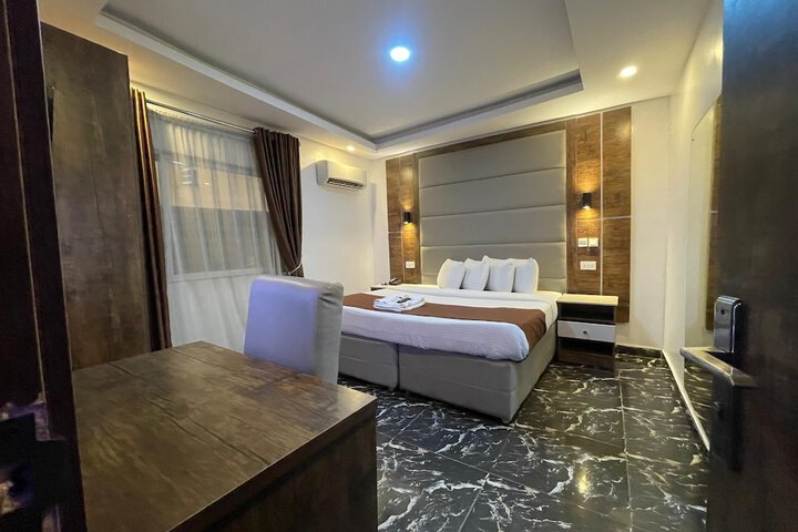 Room 6 of 32