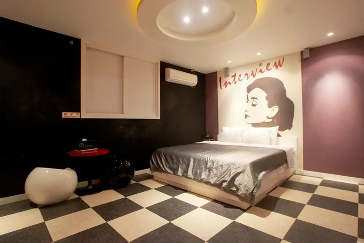 Room 4 of 5