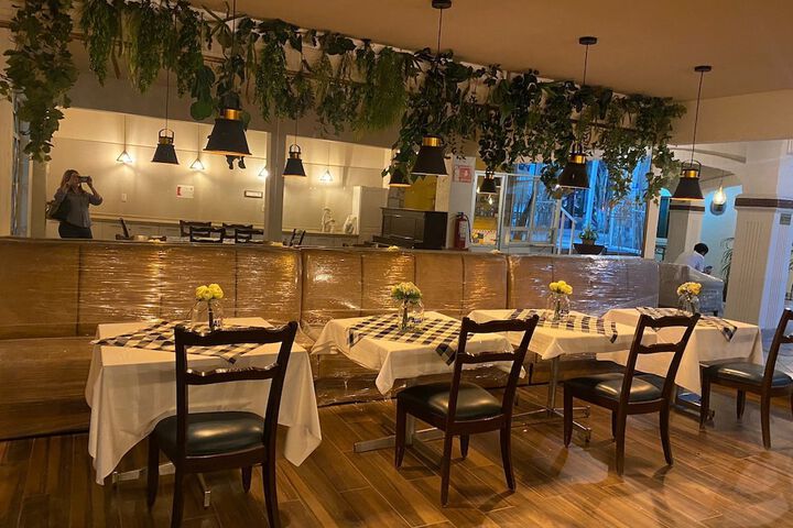 Dining 8 of 15