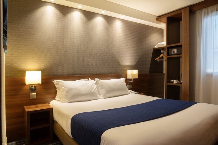 Room 16 of 50
