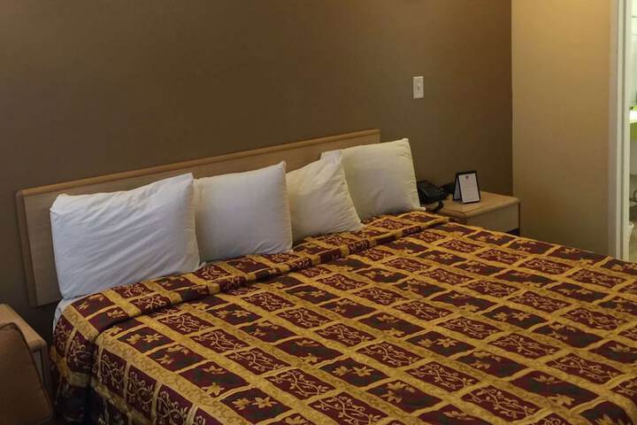 1 Queen Bed (2 of 14)