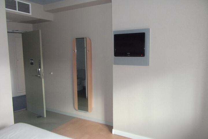 Room 4 of 74