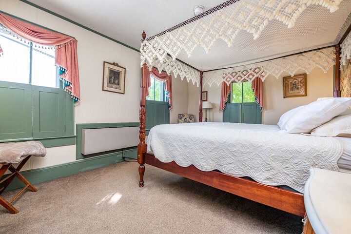 1 Queen Bed (10 of 35)