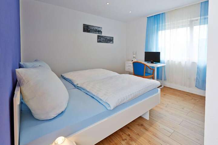 Room 6 of 18