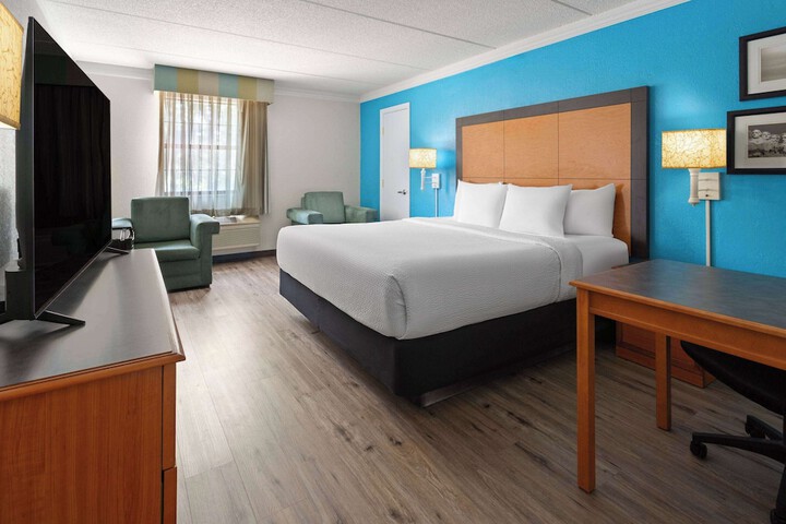 1 King Bed Deluxe Room (13 of 14)