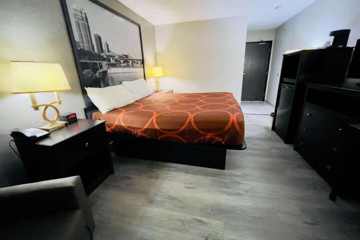 1 King Bed (10 of 20)