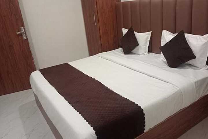 Room 9 of 18