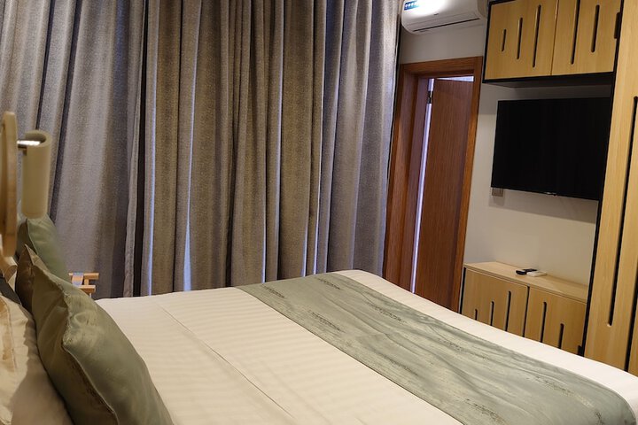 Room 5 of 24