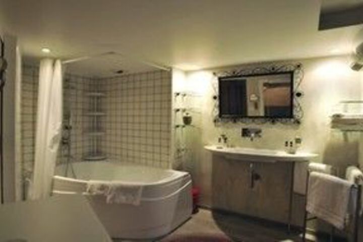 Room 2 of 17