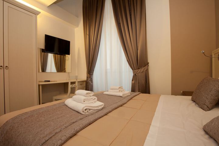 Room 4 of 25