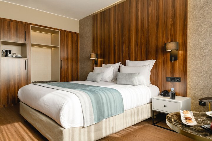 Room 12 of 83