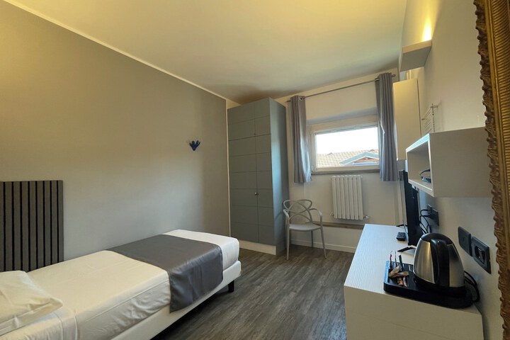 Room 11 of 106