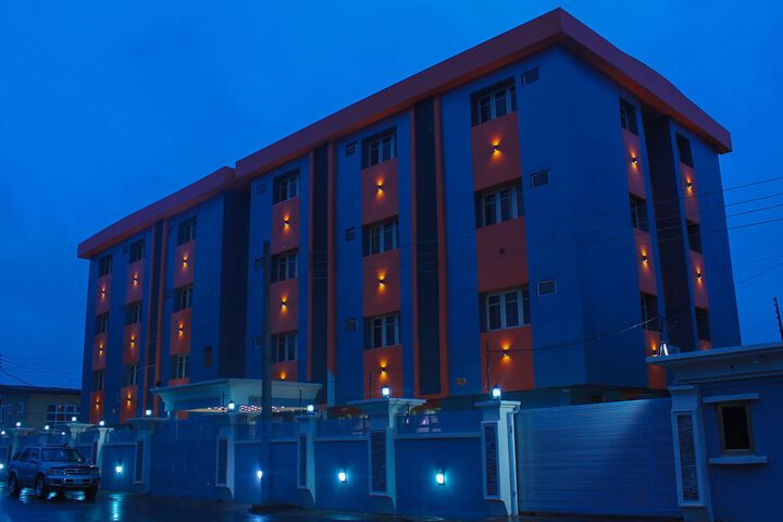 Six Diamond Hotel