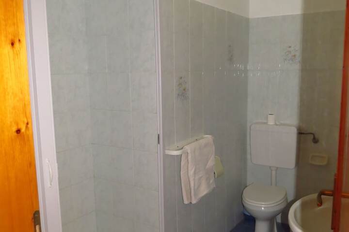Room 9 of 107