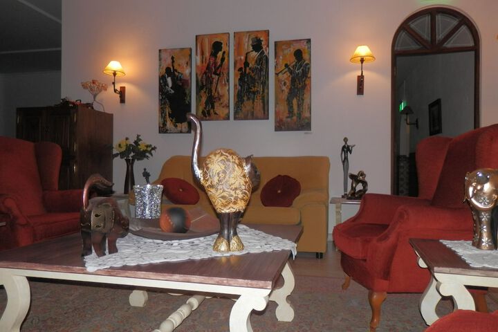 Lounge 40 of 52