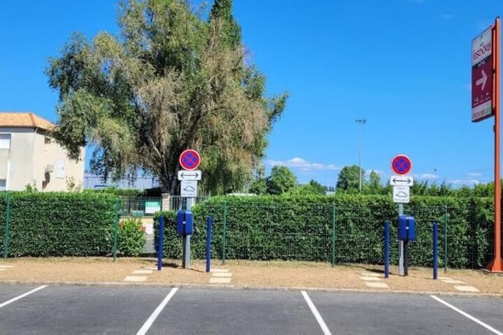 Electric vehicle charging station