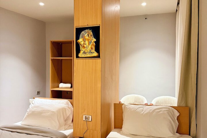 Room 28 of 227