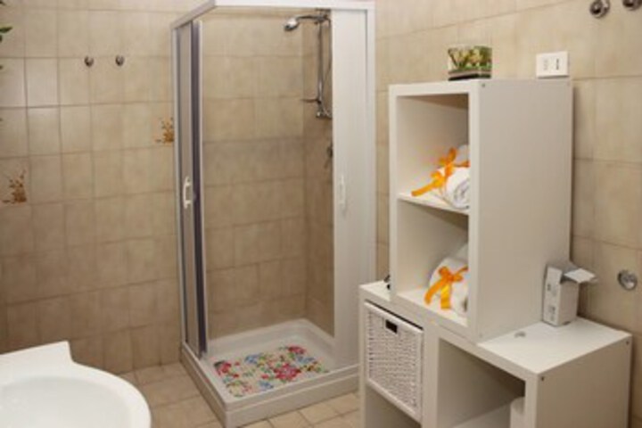 Room 4 of 33