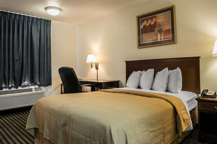 1 Queen Bed (1 of 3)