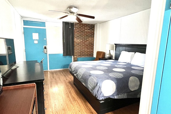 1 King Bed (10 of 11)