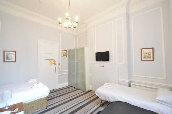 Room 37 of 371