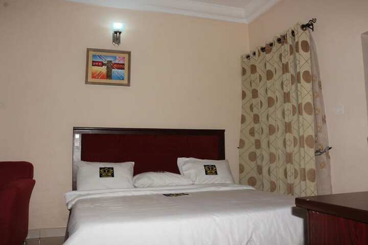 Room 8 of 18