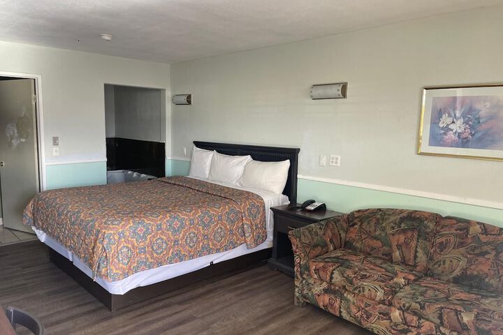 1 King Bed (4 of 17)