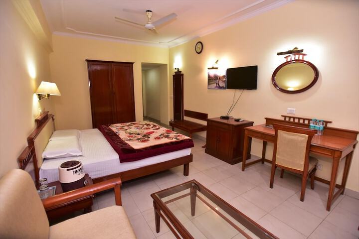 Room 6 of 8