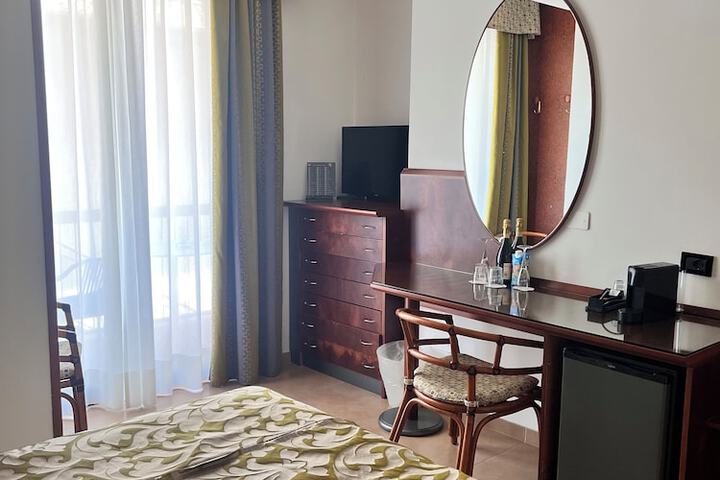 Room 22 of 104