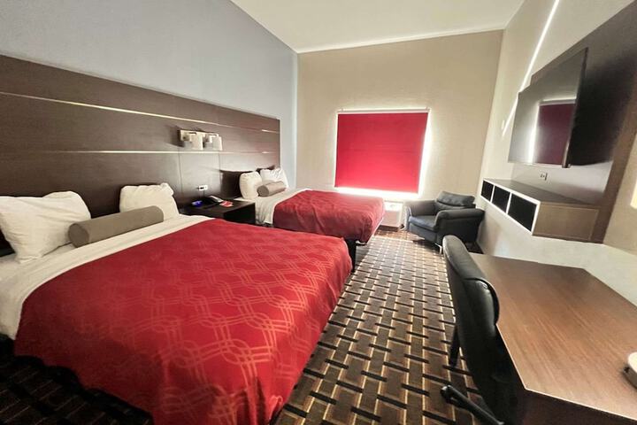 2 Queen Beds (9 of 10)