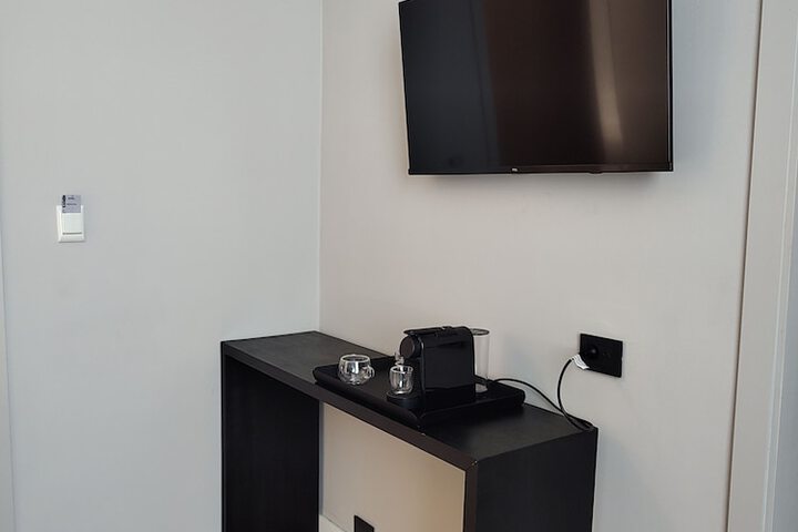 Room 11 of 33