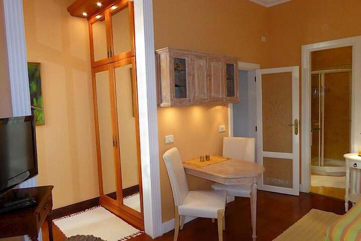 Room 6 of 51