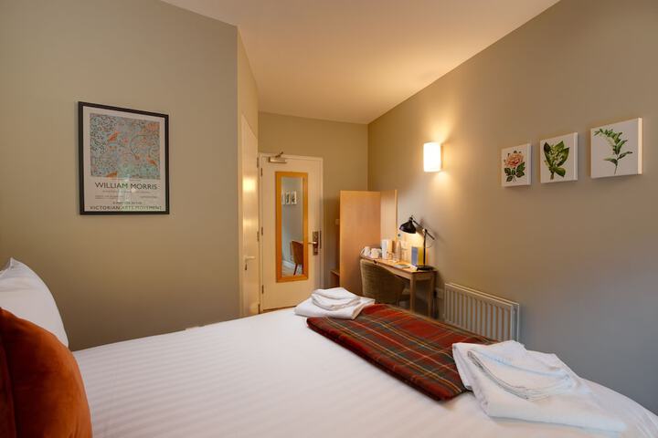 Room 17 of 76