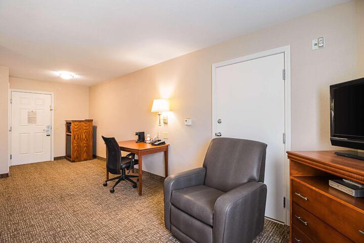 1 Queen Bed (7 of 13)