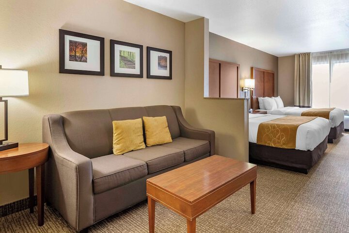 2 Queen Beds Business Room Accessible (12 of 13)