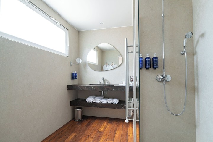 Room 42 of 68
