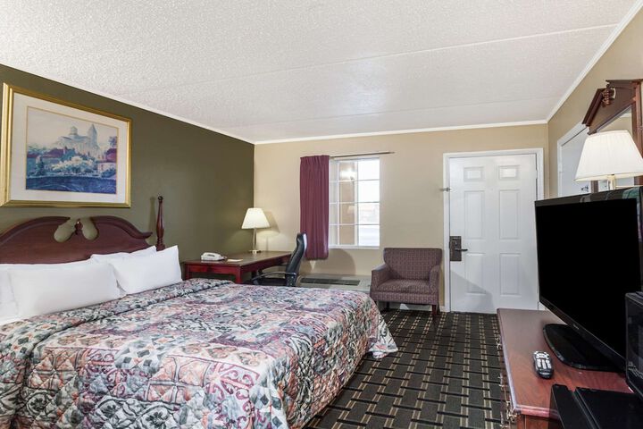 1 Queen Bed Accessible (5 of 7)