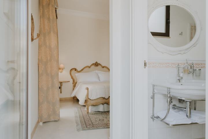 Room 32 of 137
