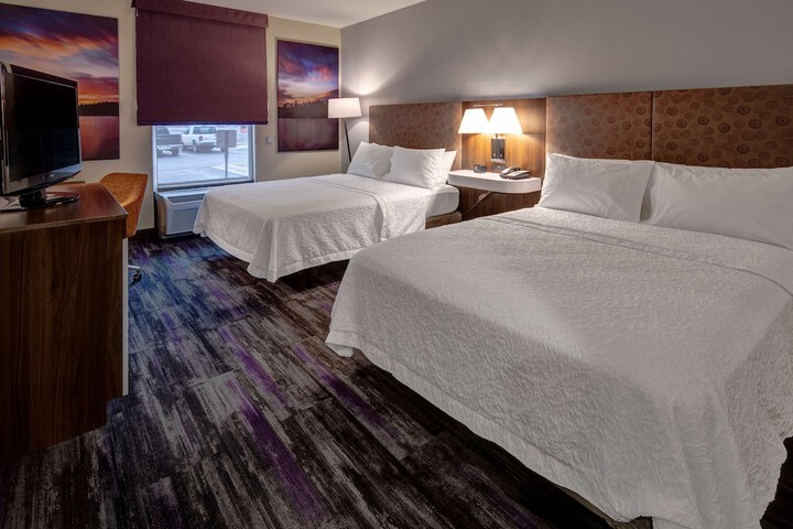 1 Queen Bed Walkin Shower Only (10 of 13)
