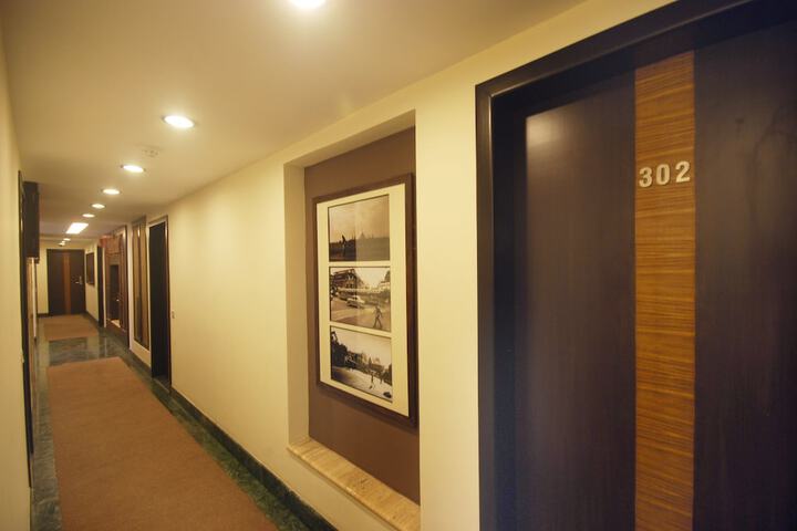 Ballroom/Hall 27 of 36