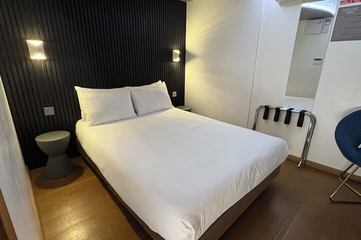 Room 27 of 52