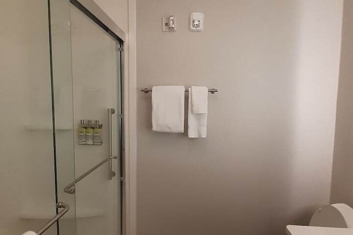 1 King Suite Communications Accessible Tub (5 of 12)