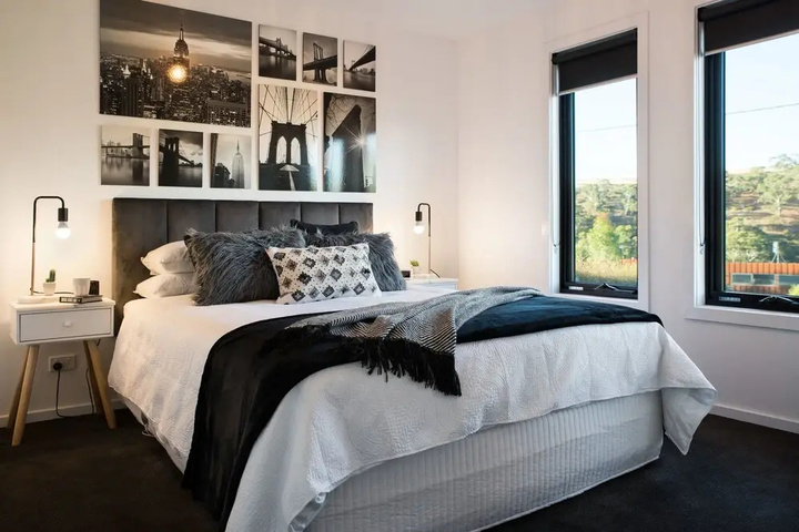 Room 4 of 8