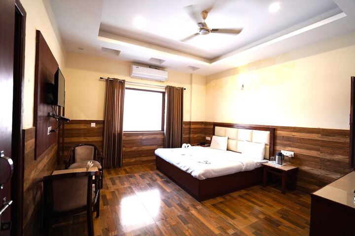 Room 10 of 16