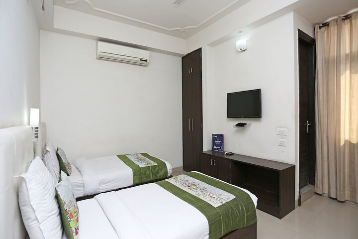 Room 6 of 10