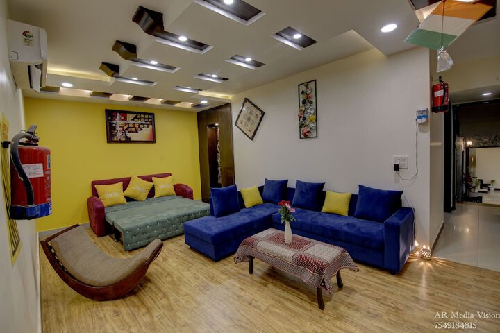 Room 6 of 12